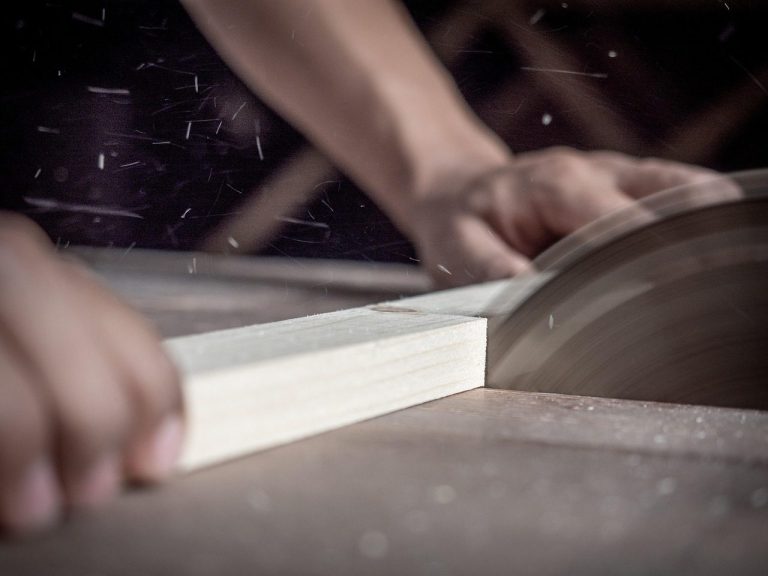 Tischler bei der Arbeit